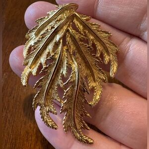 Vintage gold tone leaf brooch, EUC. Unmarked.
